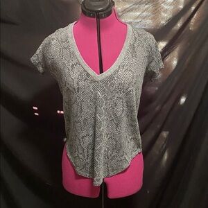 EUC Cha Sor black gray alligator print V-neck hi low style T-shirt XS